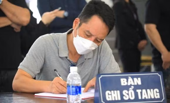 Nhạc sĩ Anh Quân lặng lẽ ghi sổ tang tại lễ viếng nhạc sĩ Ngọc Châu.