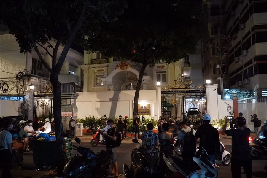 Nhà bà Nguyễn Phương Hằng nằm trên đường Nguyễn Thông, quận 3 bị ùn tắc do lượng người dân hiếu kì đổ về đông đúc (Ảnh: Lao động).