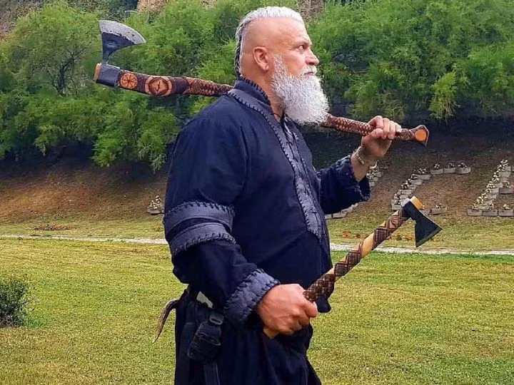 Người đàn ông 57 tuổi này sống như "người Viking" ngoài đời thực.