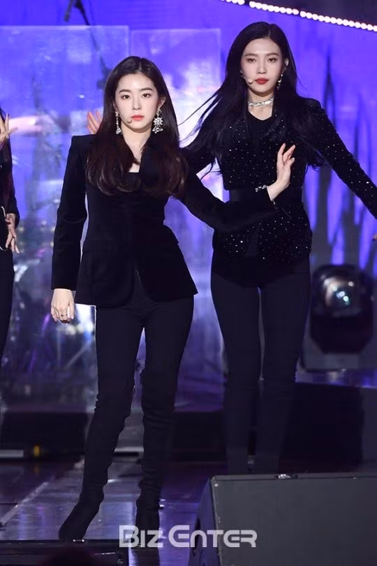 Nhiều người nghi ngờ rằng Irene (Red Velvet) thấp hơn chiều cao được công bố chính thức của cô là 1m61. Tuy nhiên, Irene vẫn thu hút nhiều người hâm mộ nhờ ngoại hình của mình.