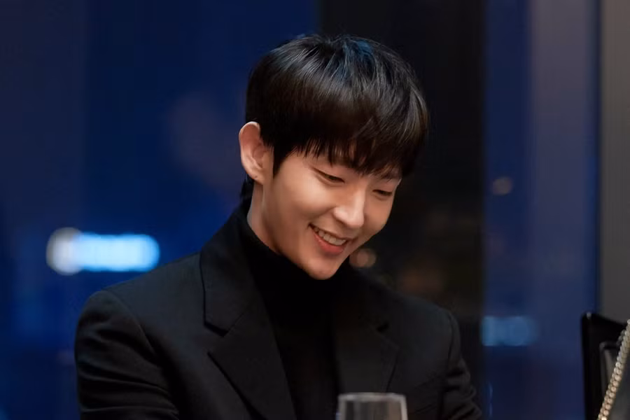 Gong Yoo: Nam diễn viên có bộ phim truyền hình gần đây nhất là The Silent Sea (2021), đã nhận được 21.482 phiếu bầu (tương đương 0,1% tổng số) trong cuộc thăm dò!