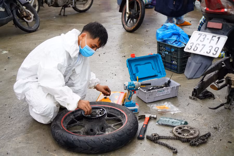 Di chuyển trên chặng đường dài hàng nghìn cây số, có nhiều chiếc xe hư hỏng nặng, phải thay thế nhiều phụ tùng.
