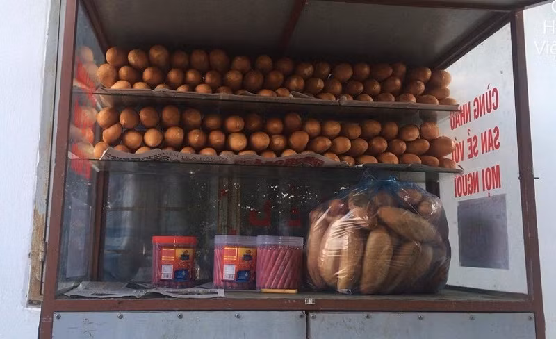 “Tủ bánh mì 0 đồng” ấm lòng học sinh mỗi buổi sáng đến trường.