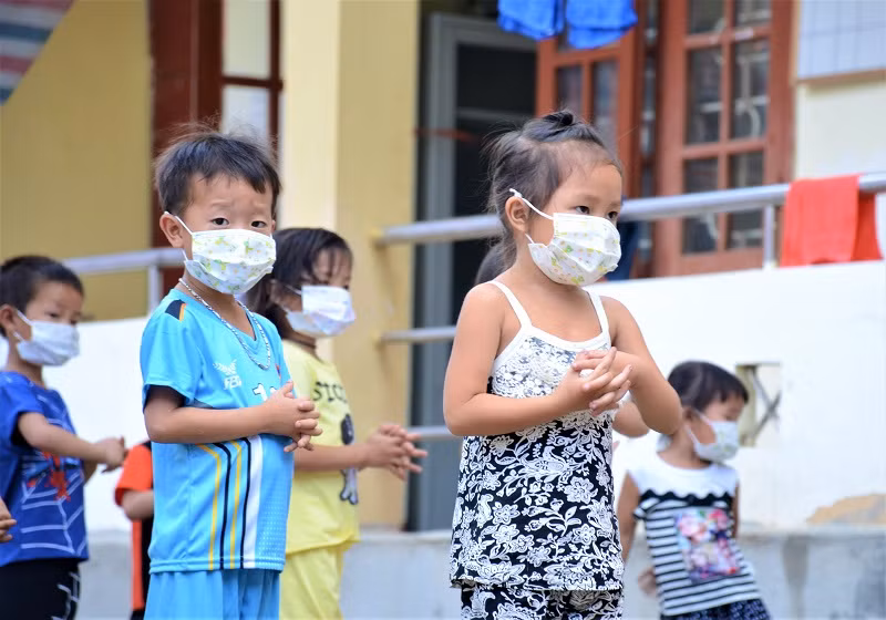 Những đứa trẻ ngây ngô chưa hiểu thế nào là dịch bệnh nhưng đã không còn khóc khi phải xa bố mẹ...