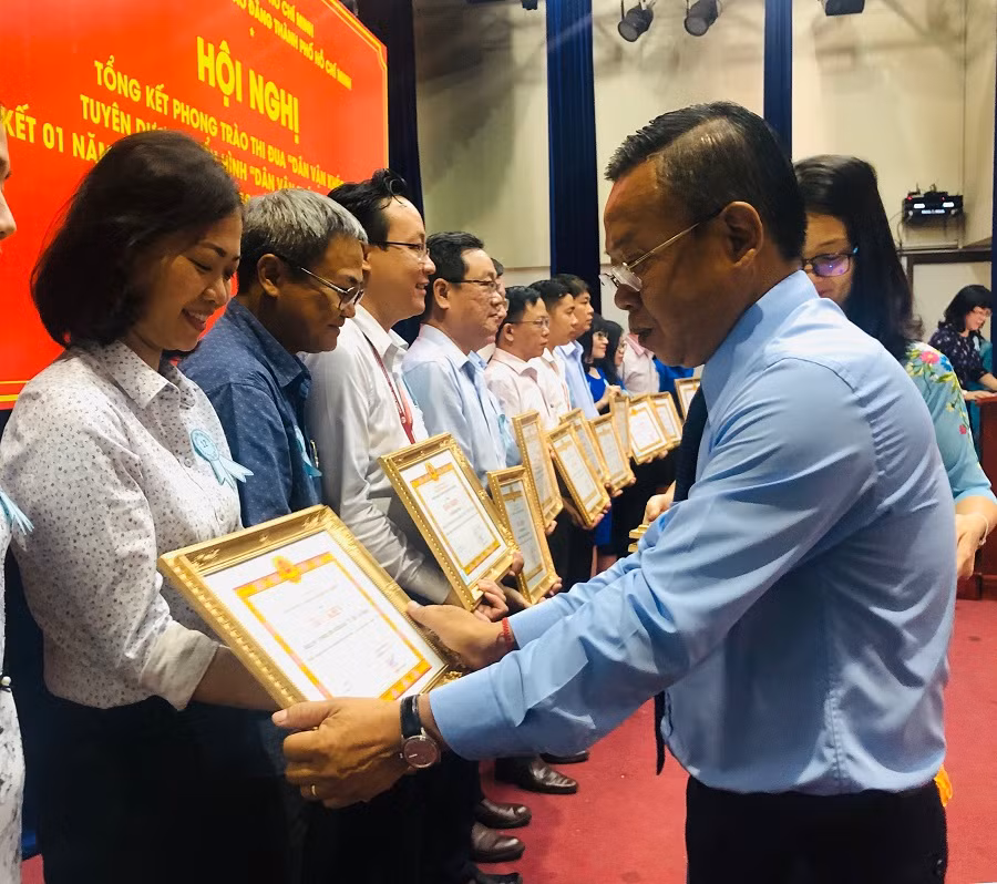 Ông Nguyễn Hữu Hiệp-Trưởng Ban Dân vận Thành ủy TP.HCM trao giấy khen cho các điển hình "Dân vận khéo"