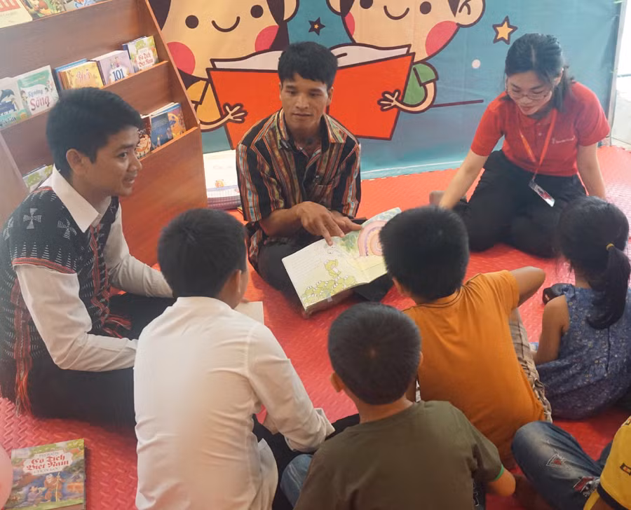 Giáo viên và phụ huynh dạy học cho trẻ