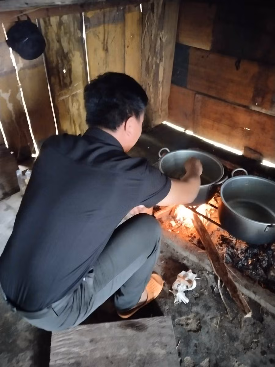 Thầy Hồ Văn Ngọc vào bếp sau các tiết dạy buổi sáng để lo bữa ăn trưa tại trường cho học sinh nóc Ông Thái.