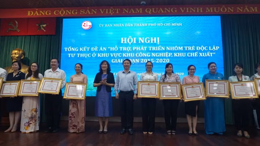 Các tập thể, cá nhân có thành tích xuất sắc trong thực hiện đề án 404 nhận bằng khen. Ảnh Q.Nguyễn