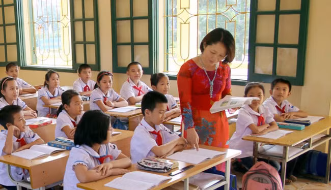 Dạy trẻ tiểu học đòi hỏi thầy cô phải đặc biệt kiên nhẫn, tận tâm