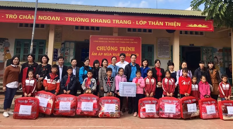 Công đoàn ngành Giáo dục Quảng Ninh chăm lo Tết cho nhà giáo. Ảnh: Website Công đoàn Giáo dục Việt Nam