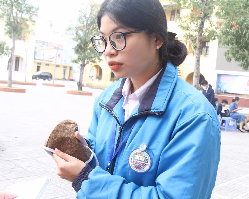 Mai Phương chia sẻ về quy trình làm ra chiếc khẩu trang.
