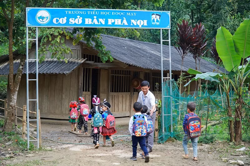 Thầy Nguyễn Trọng Toàn đón học sinh đến lớp tại điểm bản Phà Nọi – Trường Tiểu học Đoọc Mạy, huyện Kỳ Sơn, Nghệ An. 