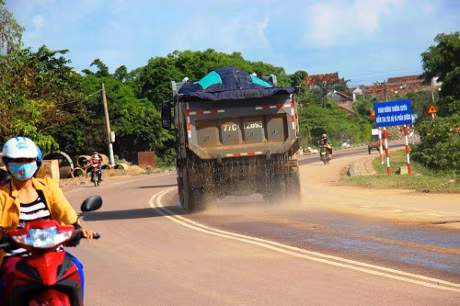 Xe ben coi thung, cho cat khong che phu… 