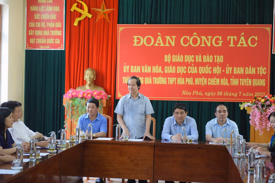 Bộ trưởng Nguyễn Kim Sơn phát biểu trong buổi làm việc tại Trường THPT Hòa Phú. Bộ trưởng Nguyễn Kim Sơn phát biểu trong buổi làm việc tại Trường THPT Hòa Phú.