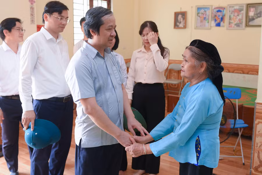 Bộ trưởng Nguyễn Kim Sơn thăm hỏi, động viên, tri ân gia đình ông, bà Hứa Văn Huấn (thôn Khuôn Trú, Yên Nguyên), với đại diện gia đình là bà Nguyễn Thị Vụ - con dâu ông Hứa Văn Huấn. Bộ trưởng Nguyễn Kim Sơn thăm hỏi, động viên, tri ân gia đình ông, bà Hứa Văn Huấn (thôn Khuôn Trú, Yên Nguyên), với đại diện gia đình là bà Nguyễn Thị Vụ - con dâu ông Hứa Văn Huấn.
