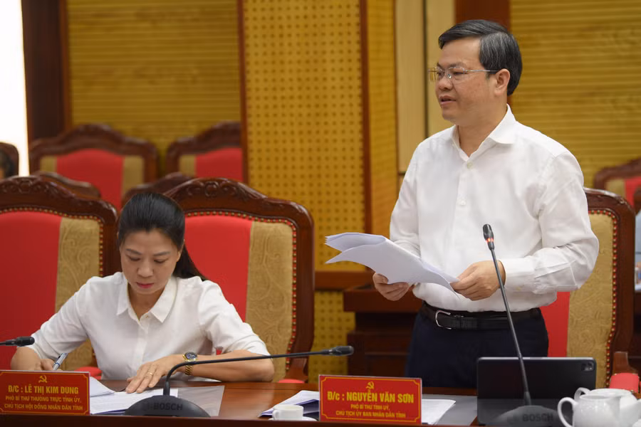 Ông Nguyễn Văn Sơn, Chủ tịch Ủy ban nhân dân tỉnh Tuyên Quang, báo cáo tại buổi làm việc.