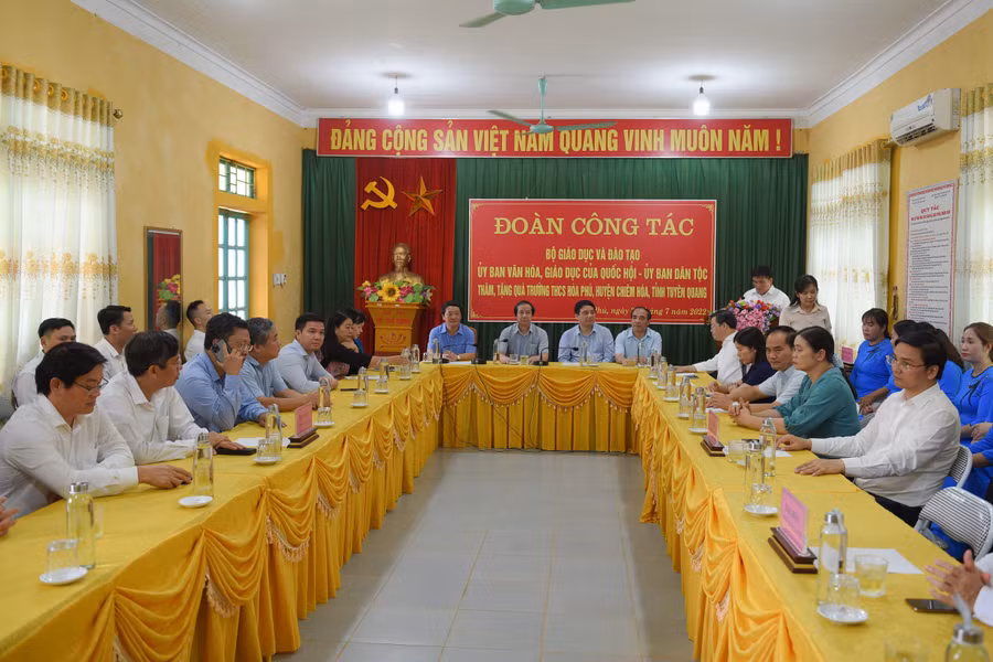 Đoàn công tác của Bộ Giáo dục và Đào tạo; Ủy ban Dân tộc; Ủy ban Văn hóa, Giáo dục của Quốc hội làm việc tại Trường THCS Hòa Phú. Đoàn công tác của Bộ Giáo dục và Đào tạo; Ủy ban Dân tộc; Ủy ban Văn hóa, Giáo dục của Quốc hội làm việc tại Trường THCS Hòa Phú.