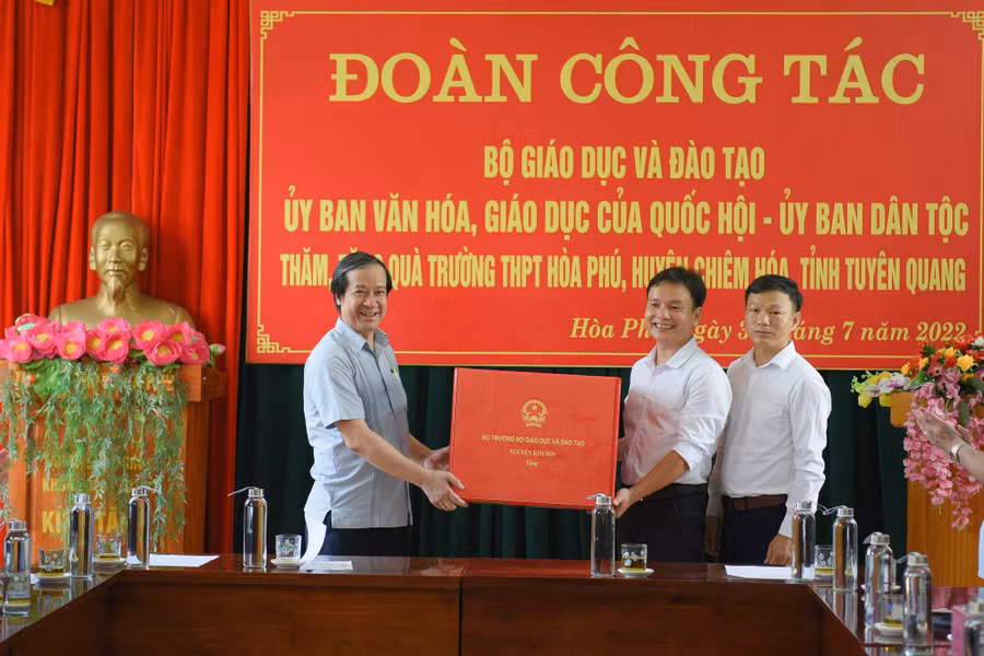 Tại mỗi trường: THPT Hòa Phú, THCS Hòa Phú, Bộ trưởng Nguyễn Kim Sơn tặng quà lưu niệm gồm sách, tranh và một bộ máy vi tính. Bộ trưởng, Chủ nhiệm Ủy ban Dân tộc Hầu A Lềnh tặng mỗi trường 100 suất quà cho học sinh khó khăn, mỗi suất trị giá 500 ngàn đồng. Bí thư Tỉnh ủy Chẩu Văn Lâm thay mặt Tỉnh ủy, Hội đồng nhân dân, Ủy ban nhân dân tỉnh Tuyên Quang tặng 2 trường, mỗi trường một bộ máy vi tính. Tại mỗi trường: THPT Hòa Phú, THCS Hòa Phú, Bộ trưởng Nguyễn Kim Sơn tặng quà lưu niệm gồm sách, tranh và một bộ máy vi tính. Bộ trưởng, Chủ nhiệm Ủy ban Dân tộc Hầu A Lềnh tặng mỗi trường 100 suất quà cho học sinh khó khăn, mỗi suất trị giá 500 ngàn đồng. Bí thư Tỉnh ủy Chẩu Văn Lâm thay mặt Tỉnh ủy, Hội đồng nhân dân, Ủy ban nhân dân tỉnh Tuyên Quang tặng 2 trường, mỗi trường một bộ máy vi tính.