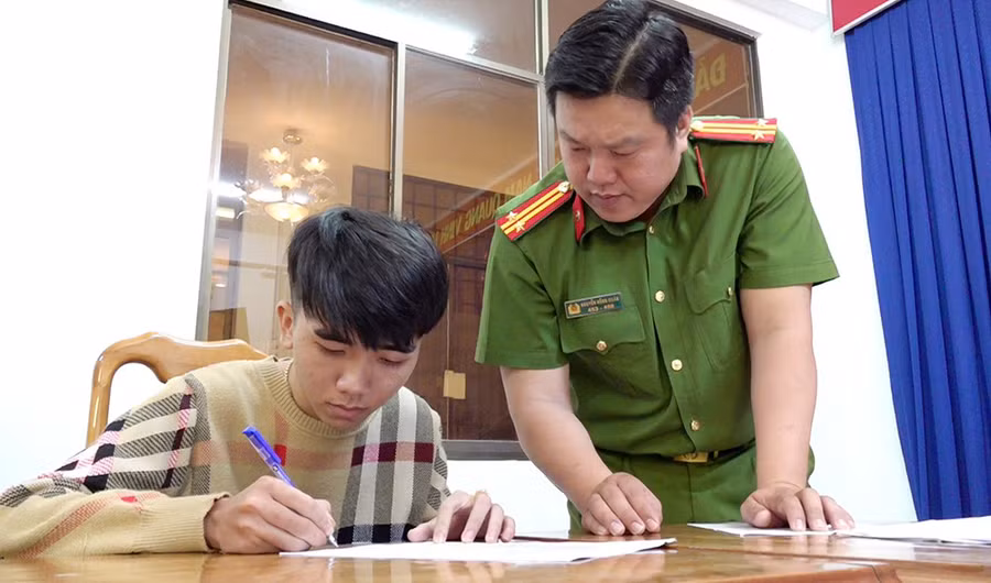 Cơ quan CSĐT Công an tỉnh An Giang tống đạt các quyết định và lệnh bắt tạm giam các bị can. Cơ quan CSĐT Công an tỉnh An Giang tống đạt các quyết định và lệnh bắt tạm giam các bị can.