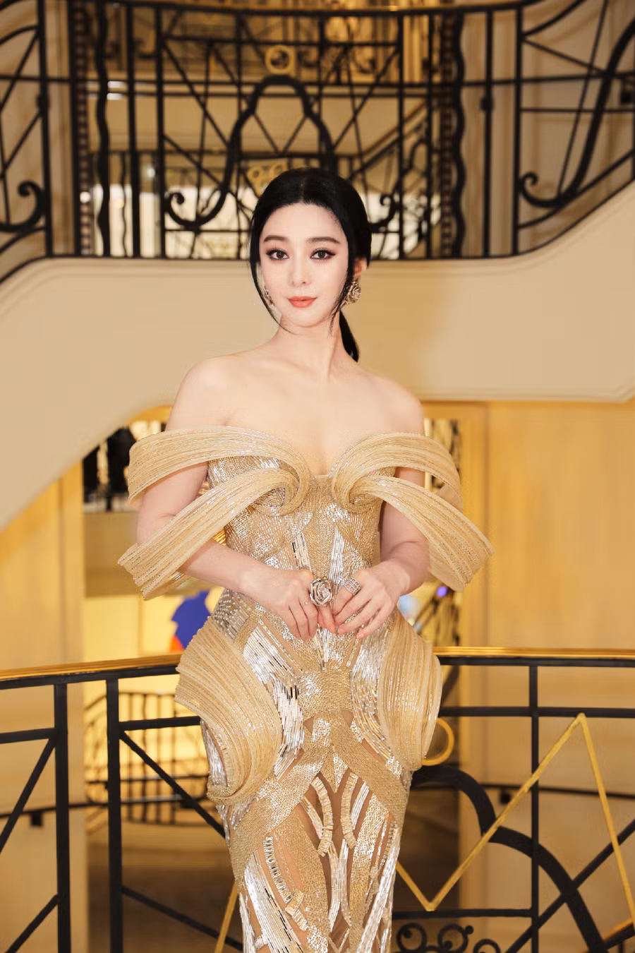 Bộ đồ được thiết kế với những đường uốn lượn như đợt sóng, thể hiện sức mạnh phái nữ.