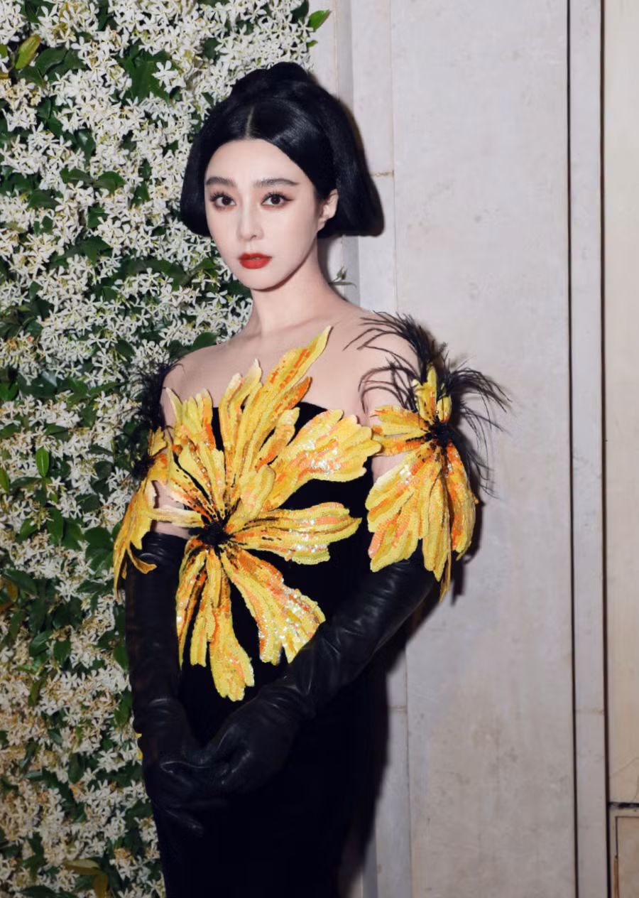 Tới buổi dạ yến khai mạc Liên hoan phim Cannes 76, Phạm Băng Băng đã xuất hiện trong chiếc váy bó màu đen được trang trí bằng những bông hoa màu vàng khổ lớn. Thiết kế này nằm trong bộ sưu tập thu đông 2022 của thương hiệu Yanina.