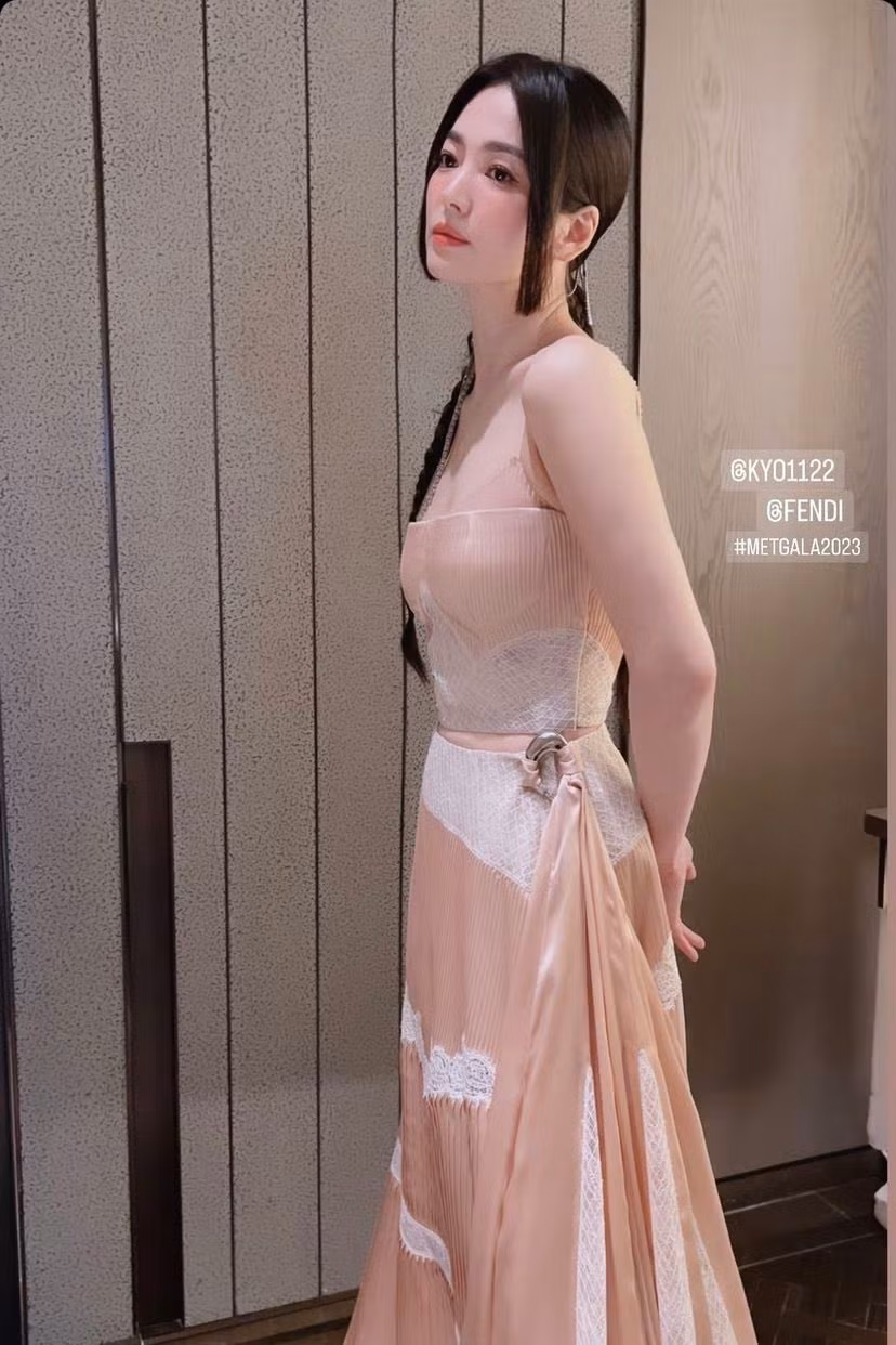 Song Hye Kyo đã lần đầu tiên tham dự Met Gala 2023, sự kiện từ thiện thời trang lớn nhất thế giới được tổ chức với chủ đề “Karl Lagerfeld: A Line of Beauty” tại Bảo tàng Nghệ thuật Metropolitan ở New York vào ngày 2/5. Song Hye Kyo đã lần đầu tiên tham dự Met Gala 2023, sự kiện từ thiện thời trang lớn nhất thế giới được tổ chức với chủ đề “Karl Lagerfeld: A Line of Beauty” tại Bảo tàng Nghệ thuật Metropolitan ở New York vào ngày 2/5.