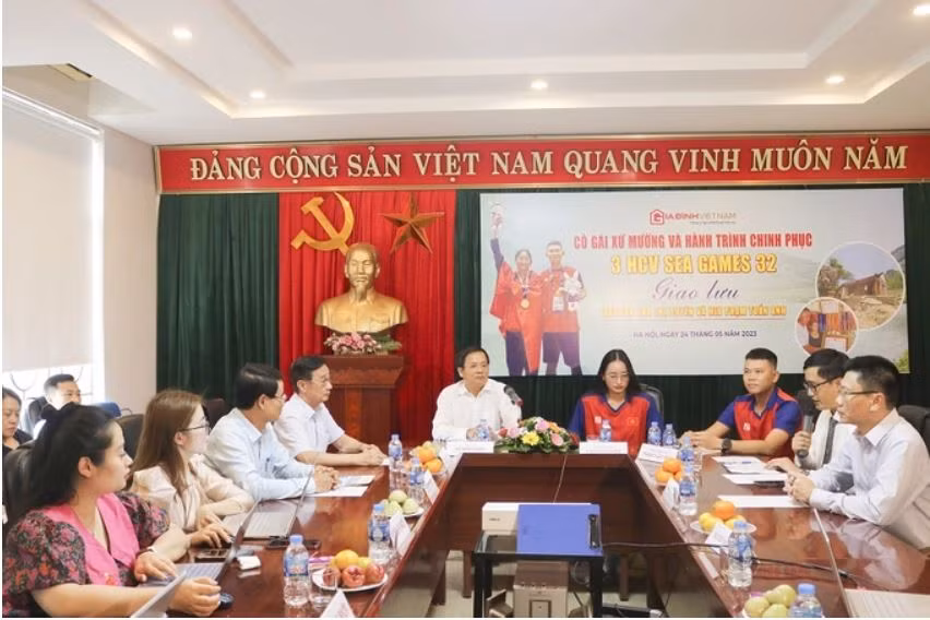 Buổi giao lưu "Cô gái xứ Mường và hành trình chinh phục 3 HCV SEA Games 32" do tạp chí Gia đình Việt Nam tổ chức. Buổi giao lưu "Cô gái xứ Mường và hành trình chinh phục 3 HCV SEA Games 32" do tạp chí Gia đình Việt Nam tổ chức.