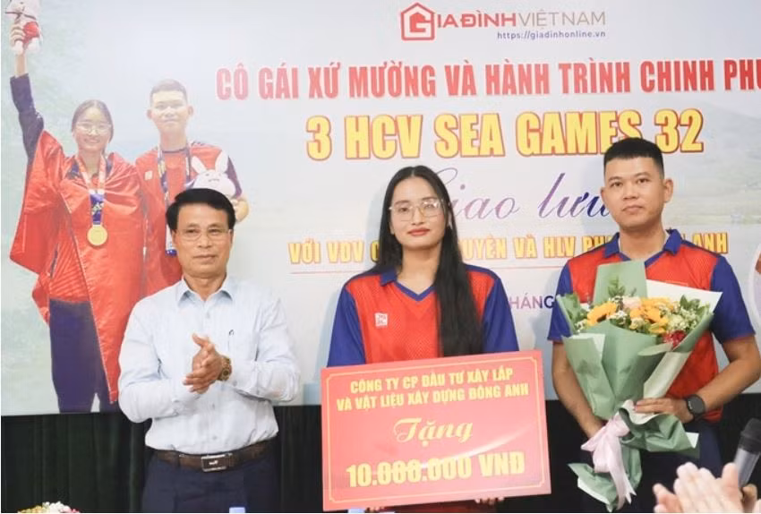 Ông Nguyễn Văn Dự - Phó tổng Giám đốc Công ty CP đầu tư, xây lắp và VLXD Đông Anh trao 10 triệu đồng cho VĐV Cao Thị Duyên. Ông Nguyễn Văn Dự - Phó tổng Giám đốc Công ty CP đầu tư, xây lắp và VLXD Đông Anh trao 10 triệu đồng cho VĐV Cao Thị Duyên.