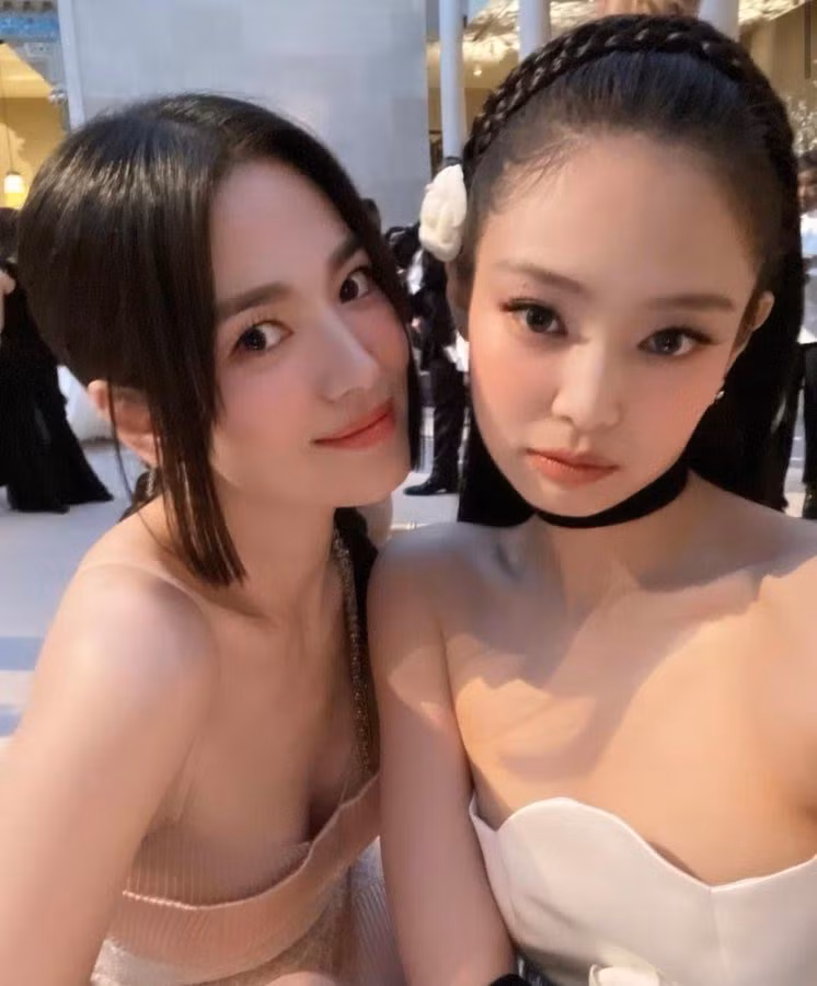Song Hye Kyo và Jennie (BLACKPINK) khoe nhan sắc trẻ trung và vô cùng xinh đẹp.