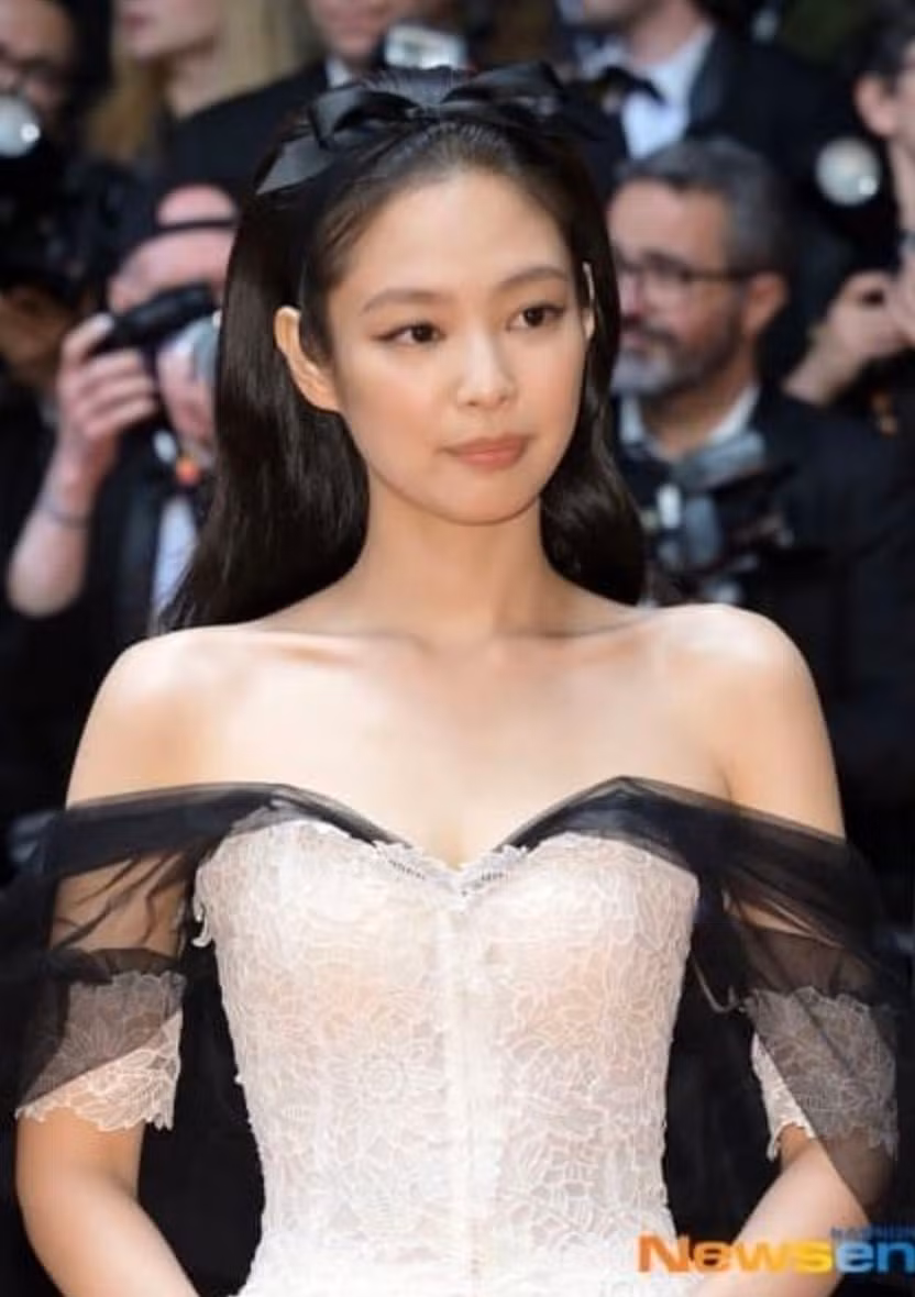 Jennie (BLACKPINK) xuất hiện như nàng công chúa tại LHP Cannes lần thứ 76.