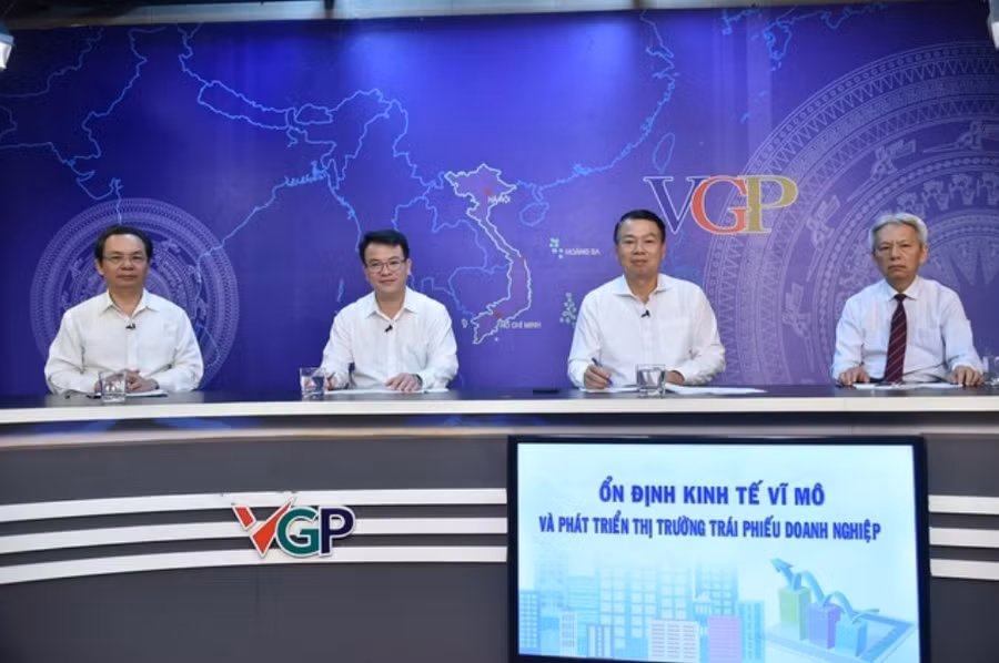 Các khách mời tham dự Tọa đàm (từ trái sang): GS.TS. Hoàng Văn Cường, đại biểu Quốc hội, Phó Hiệu trưởng ĐH Kinh tế Quốc dân; Thứ trưởng Bộ Tài chính Nguyễn Đức Chi; Thứ trưởng Bộ Kế hoạch và Đầu tư Trần Quốc Phương; TS. Nguyễn Sĩ Dũng, nguyên Phó Chủ nhiệm Văn phòng Quốc hội - Ảnh: VGP/Quang Thương. Các khách mời tham dự Tọa đàm (từ trái sang): GS.TS. Hoàng Văn Cường, đại biểu Quốc hội, Phó Hiệu trưởng ĐH Kinh tế Quốc dân; Thứ trưởng Bộ Tài chính Nguyễn Đức Chi; Thứ trưởng Bộ Kế hoạch và Đầu tư Trần Quốc Phương; TS. Nguyễn Sĩ Dũng, nguyên Phó Chủ nhiệm Văn phòng Quốc hội - Ảnh: VGP/Quang Thương.