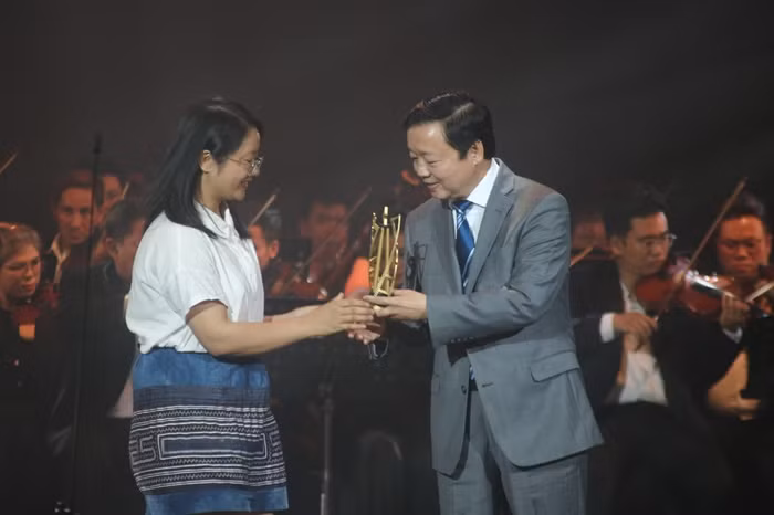 Bộ phim 'Những đứa trẻ trong sương' của đạo diễn Hà Lệ Diễm đã được xướng tên ở hạng mục quan trọng nhất - giải Phim châu Á xuất sắc.