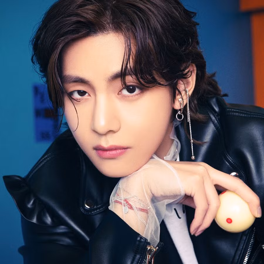 V (BTS). V (BTS).