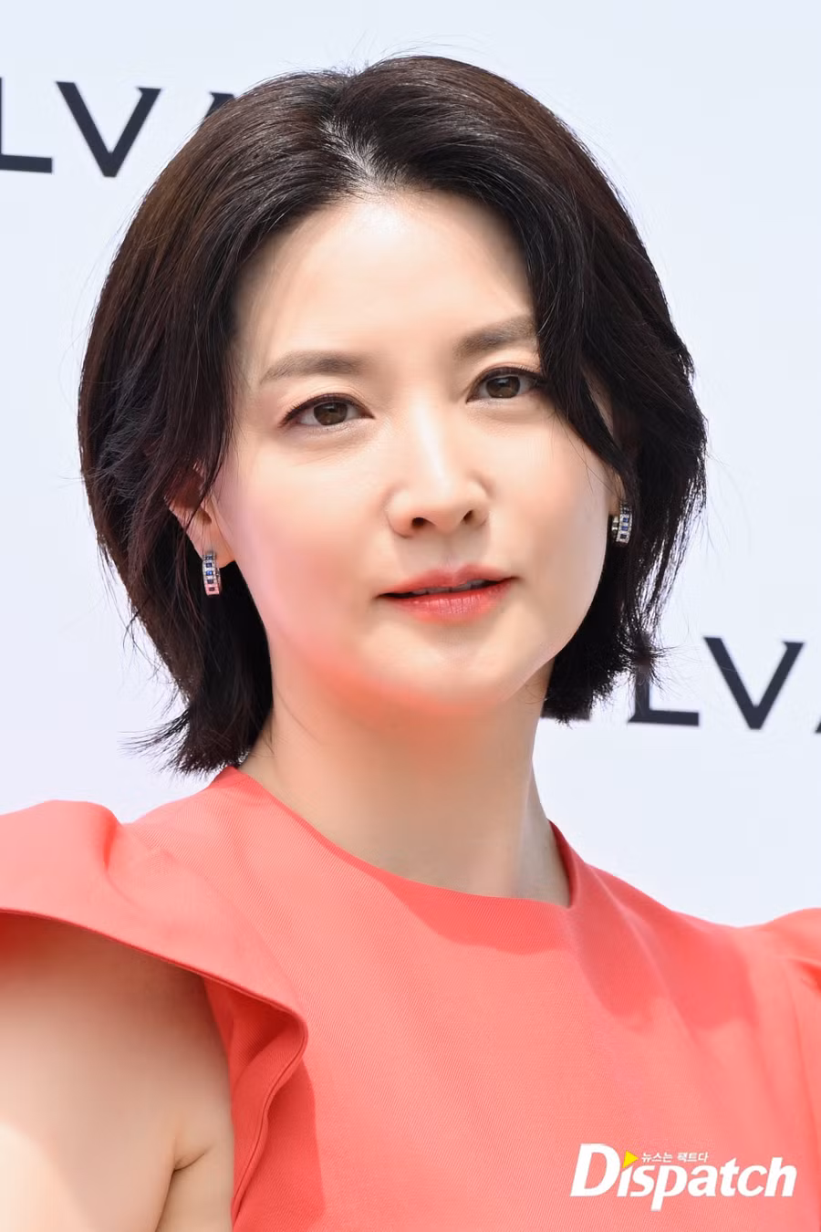 Dung nhan vô cùng trẻ trung của 'quốc bảo nhan sắc' Lee Young Ae dù đã U60.