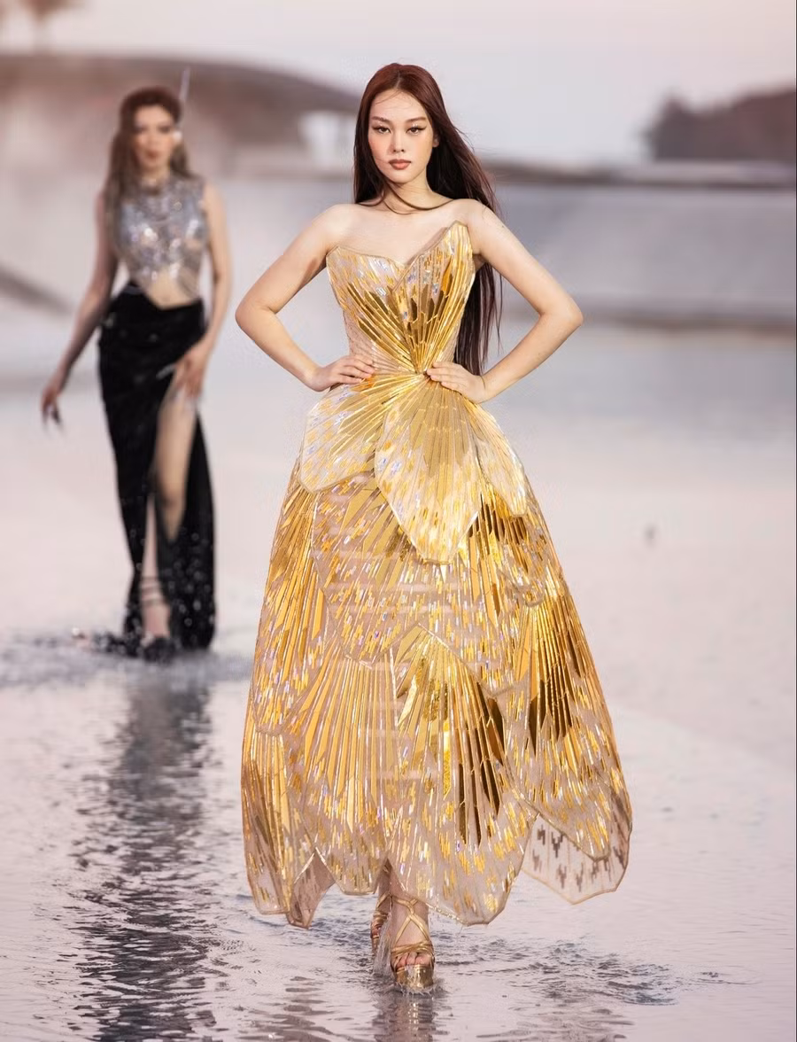 Bộ váy vô cùng nổi bật của nhà thiết kế Chung Thanh Phong.