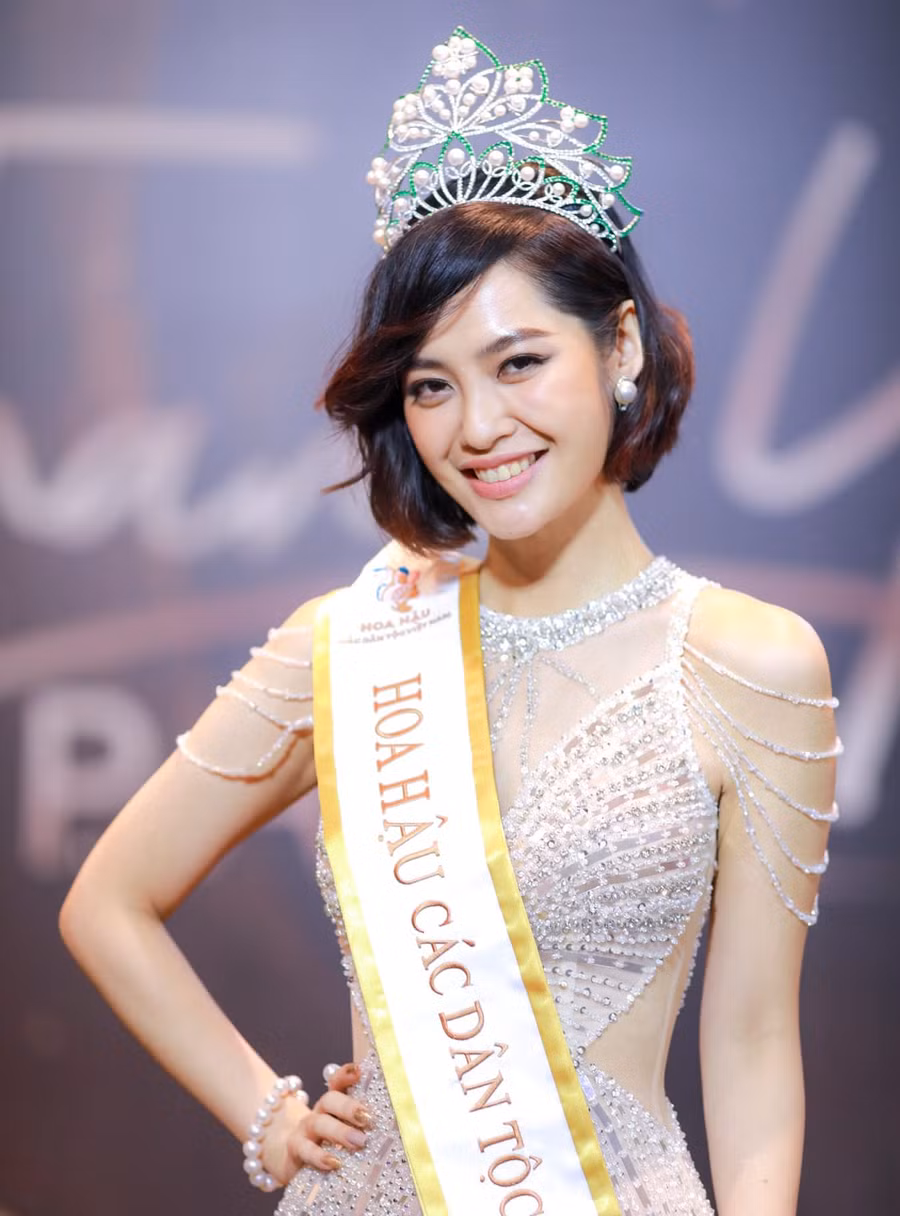 Hoa hậu Nông Thúy Hằng bị cho là cặp kè đại gia đã có vợ.