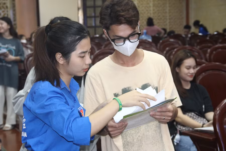 Sinh viên tình nguyện hỗ trợ tân sinh viên đến xác nhận nhập học trực tiếp tại Trường ĐH Công đoàn. Ảnh: TG Sinh viên tình nguyện hỗ trợ tân sinh viên đến xác nhận nhập học trực tiếp tại Trường ĐH Công đoàn. Ảnh: TG