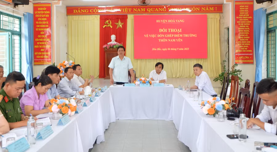 Lãnh đạo huyện Hòa Vang đối thoại với phụ huynh vào chiều 6/9. Lãnh đạo huyện Hòa Vang đối thoại với phụ huynh vào chiều 6/9.