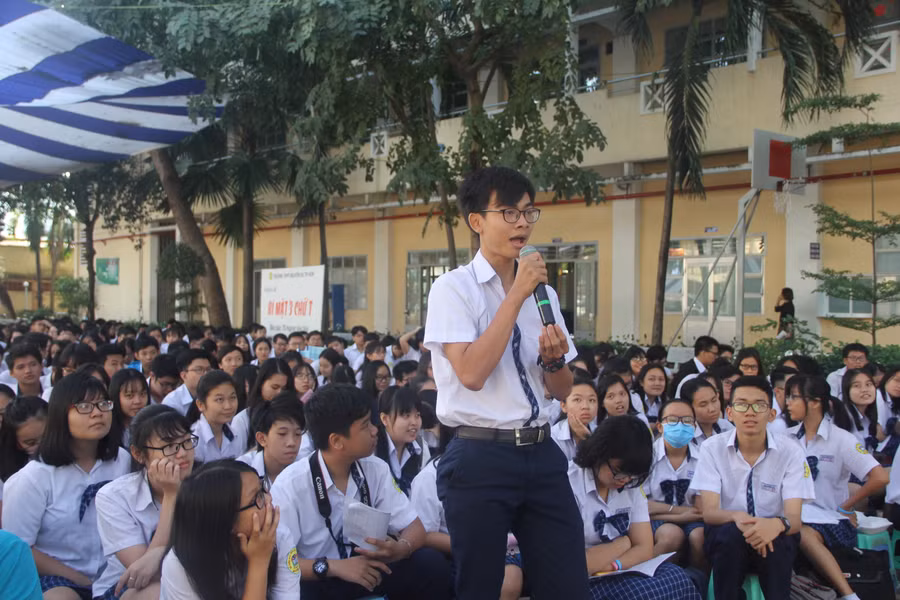 Học sinh tham gia đối thoại học đường, chia sẻ ý kiến với Ban giám hiệu và các thầy, cô giáo tổ bộ môn (ảnh minh họa)