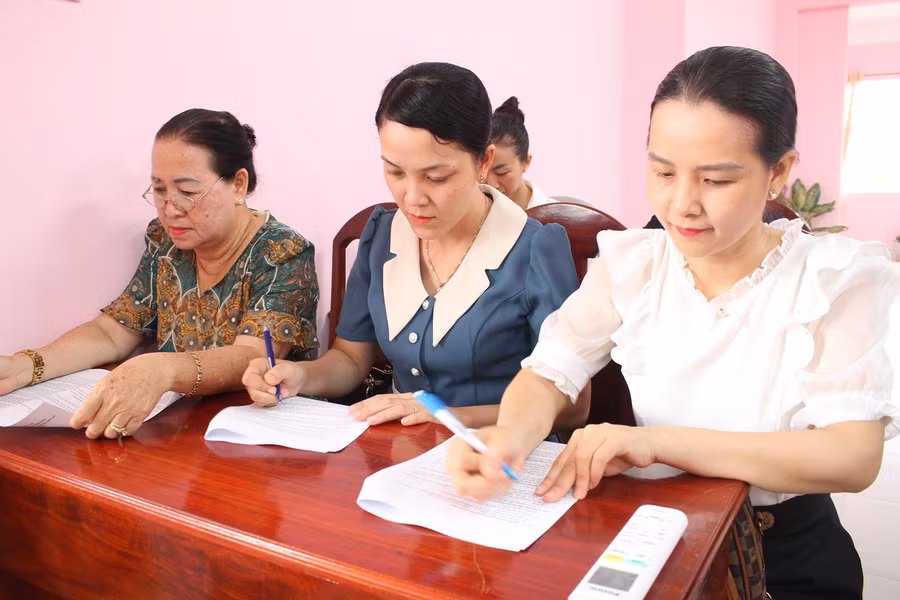 Cán bộ quản lý làm bài kiểm tra vận dụng kiến thức.