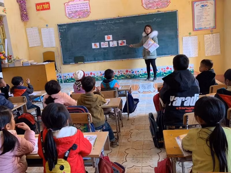 Sử dụng thiết bị dạy học tại Trường PTDTBT Tiểu học Hoàng Thu Phố 2 (Lào Cai). Ảnh: TG