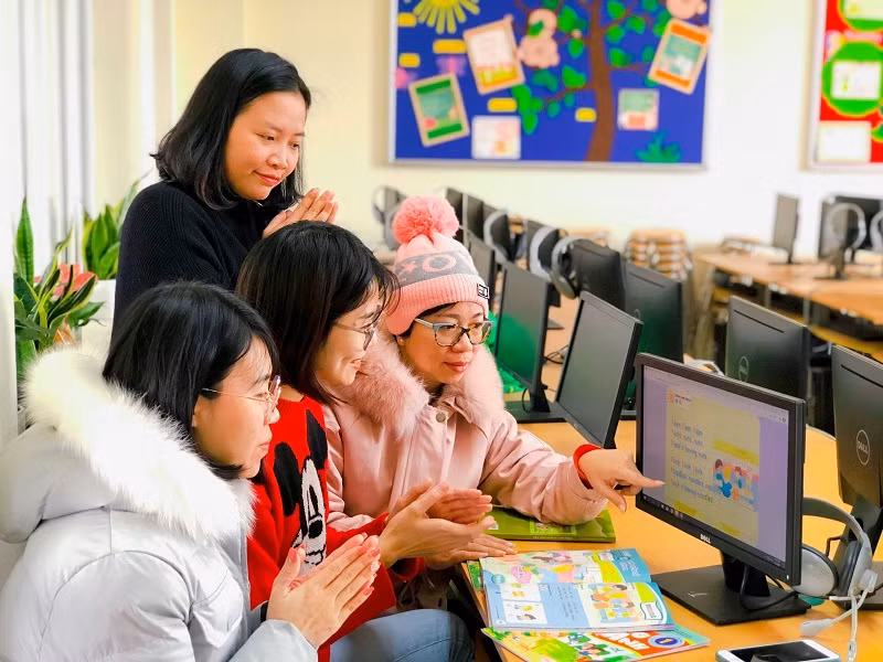 Giáo viên Trường Tiểu học Trưng Vương (Hoàn Kiếm, Hà Nội) góp ý cho bộ sách giáo khoa mới.