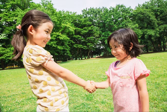 Dạy trẻ cách ứng xử với bạn bè và người lớn tuổi.