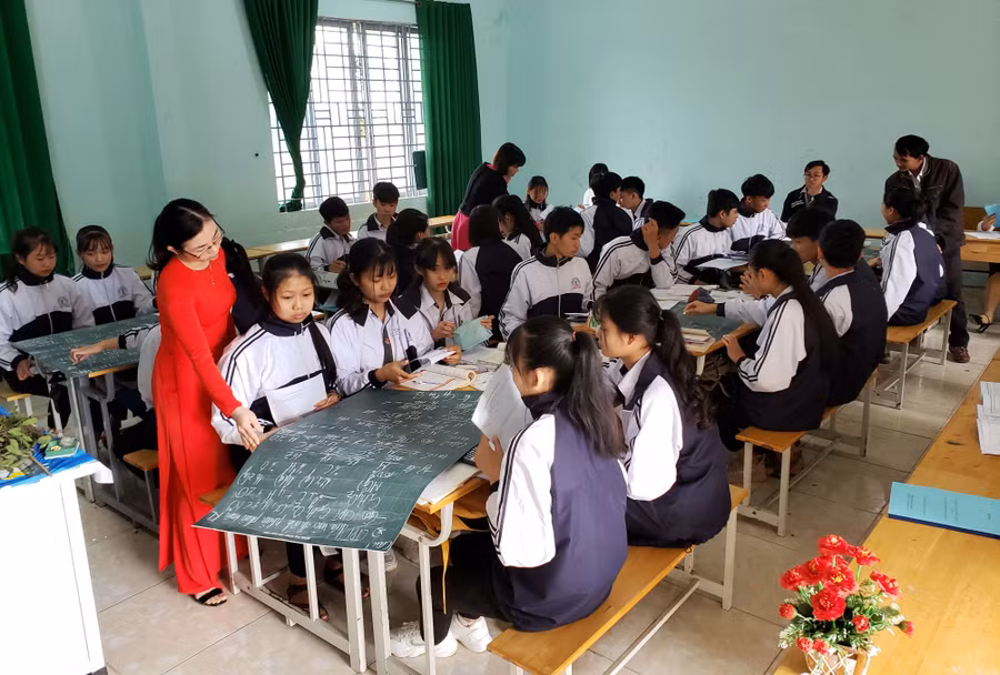 Trong giờ chuyên đề môn Lịch sử tại Trường THPT Trần Đại Nghĩa (Đắk Lắk). Trong giờ chuyên đề môn Lịch sử tại Trường THPT Trần Đại Nghĩa (Đắk Lắk).