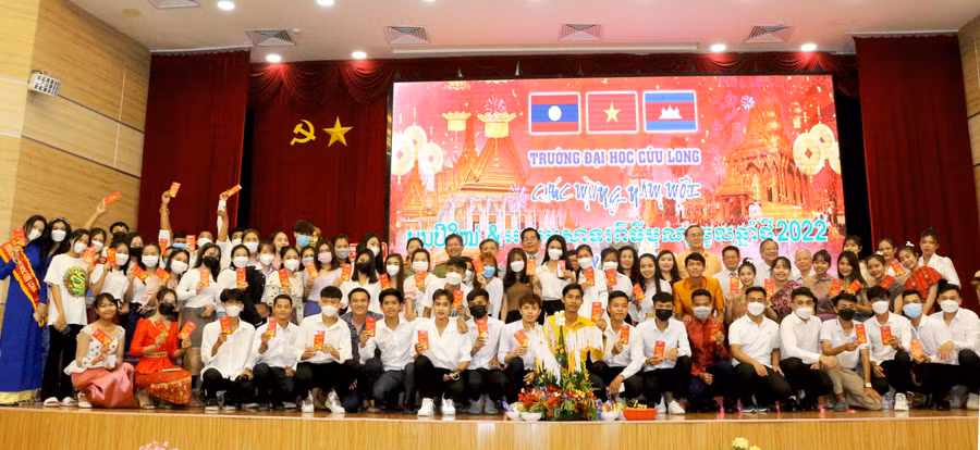 Trường ĐH Cửu Long tổ chức Tết cổ truyền cho lưu học sinh Lào. 
