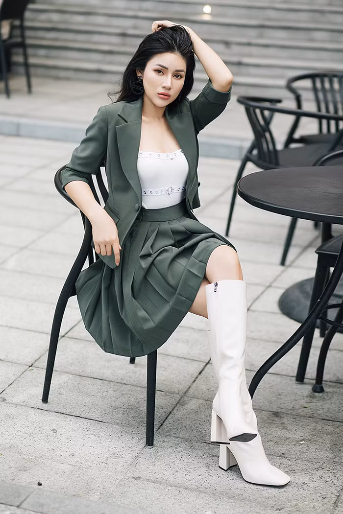 Với set đồ có gam màu trung tính, tạo cảm giác mạnh mẽ này cô kết hợp với áo body suit bên trong để thêm phần cá tính. Đôi boot cao trắng cùng tông với áo bên trong, nhấn nhá thêm đôi bông tai độc đáo để trông thật cool ngầu.