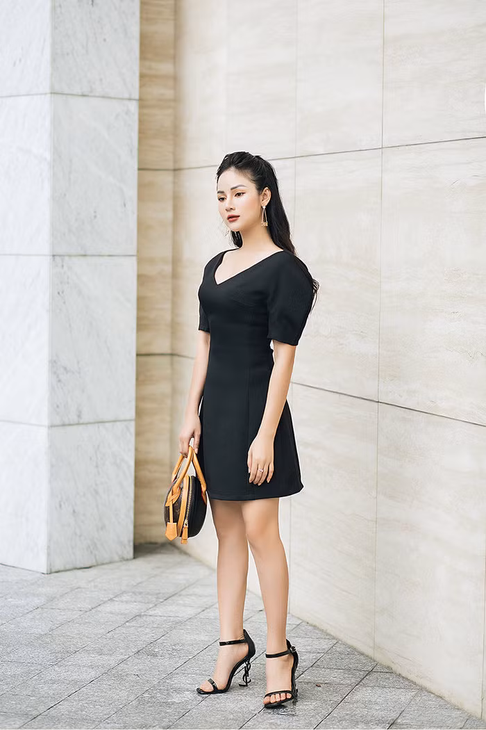 Một chiếc váy tông đen vừa vặn với phần eo ôm sát tạo đường cong cơ thể rất tự nhiên, nó sẽ mang lại cảm giác bạn cao hơn.