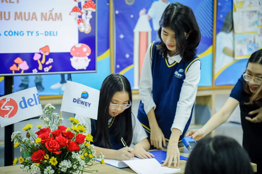 Học sinh triển khai dự án “Nấm với cuộc sống”.