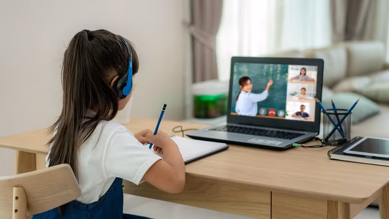 Dạy và học trực tuyến trong bối cảnh giãn cách xã hội để phòng tránh dịch Covid-19 đã được ngành Giáo dục cả nước triển khai hiệu quả theo điều kiện thực tế địa phương.