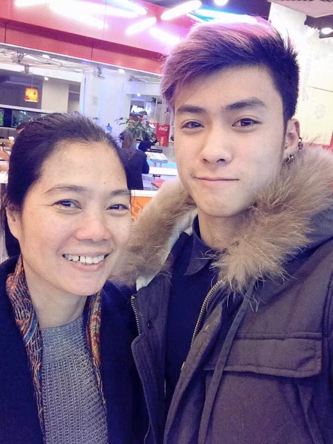 Đối với Vương Anh Ole, mẹ là người thân nhất trong gia đình. Hot boy thừa hưởng toàn bộ nét đẹp và chiều cao từ từ mẹ. Kỷ niệm đáng nhớ nhất của hot boy với mẹ là lần làm MC tại chương trình ca nhạc. "Mọi khi đứng trước nhiều người, mình rất bình tĩnh, nhưng khi biết ba mẹ đến xem, mình không nói được gì và "dừng hình" tuyệt đối trên sân khấu" - Vương Anh chia sẻ. Kỷ niệm đáng nhớ bên mẹ của dàn hot boy Việt